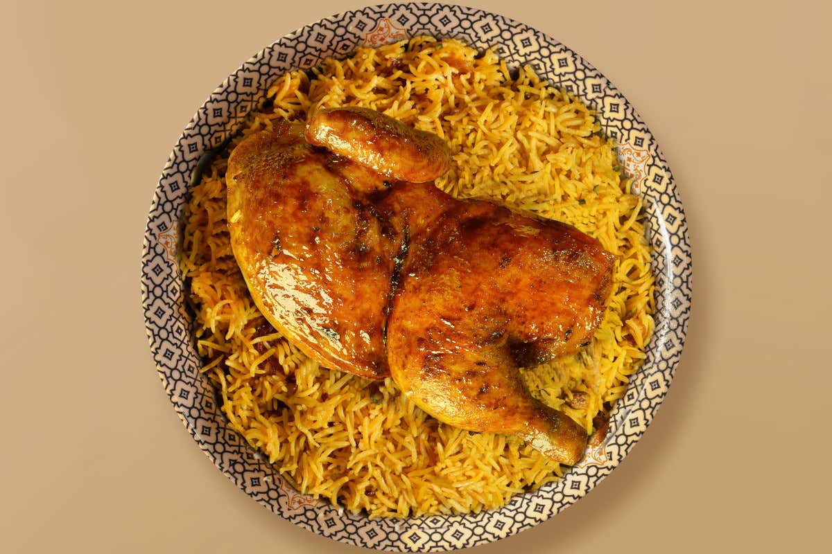 La kabsa viene tradizionalmente servita al centro della tavola da condividere