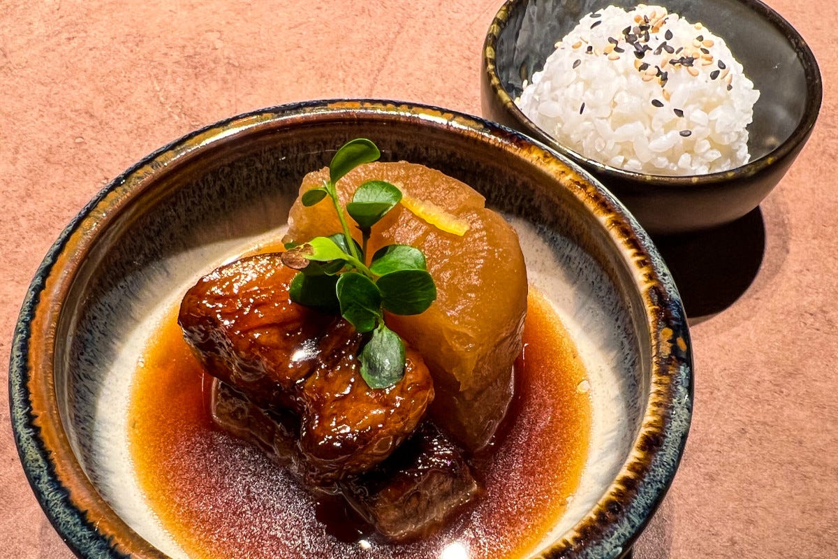 Kakuni, pancia di maiale cotta in salsa di soia, cipollotto e zenzero Siseroshi a Scarpizzolo: un angolo di Giappone in Italia