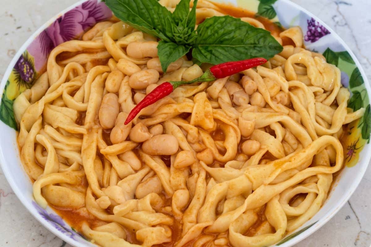 Le Shëtridhelat, tagliatelle di farina mista, cucinate con fagioli o con ceci