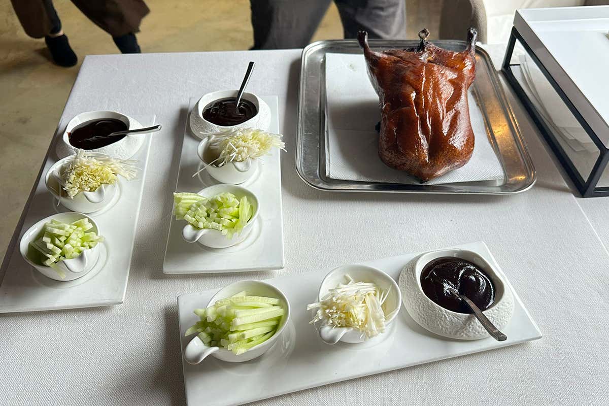 Il rito millenario dell’Anatra alla Pechinese in un ristorante vicino a Bergamo Il rito millenario dell’Anatra alla Pechinese in un ristorante vicino a Bergamo