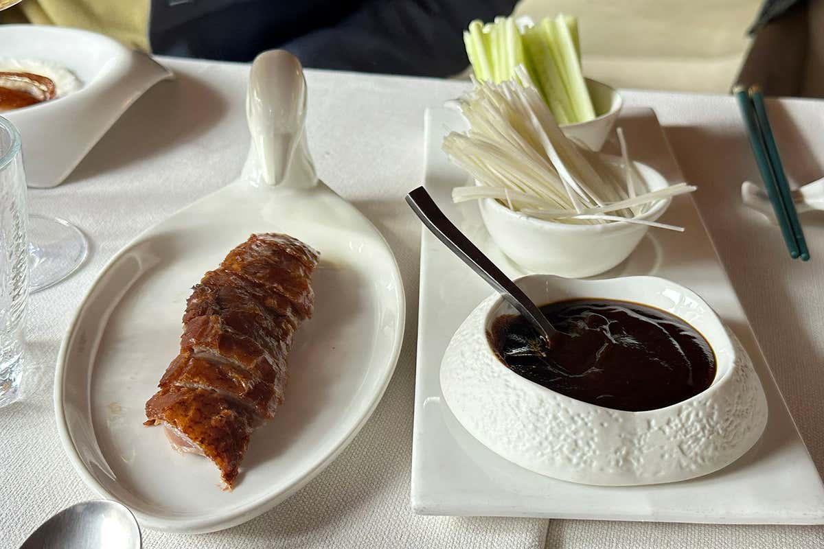 Il rito millenario dell’Anatra alla Pechinese in un ristorante vicino a Bergamo Il rito millenario dell’Anatra alla Pechinese in un ristorante vicino a Bergamo