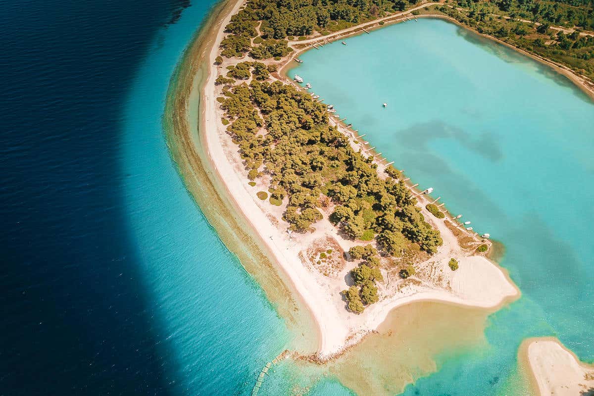 Una delle baie di Kassandra Mare turchese, miele, polpi e Dolmadaki, ecco la Grecia del nord che non ti aspetti