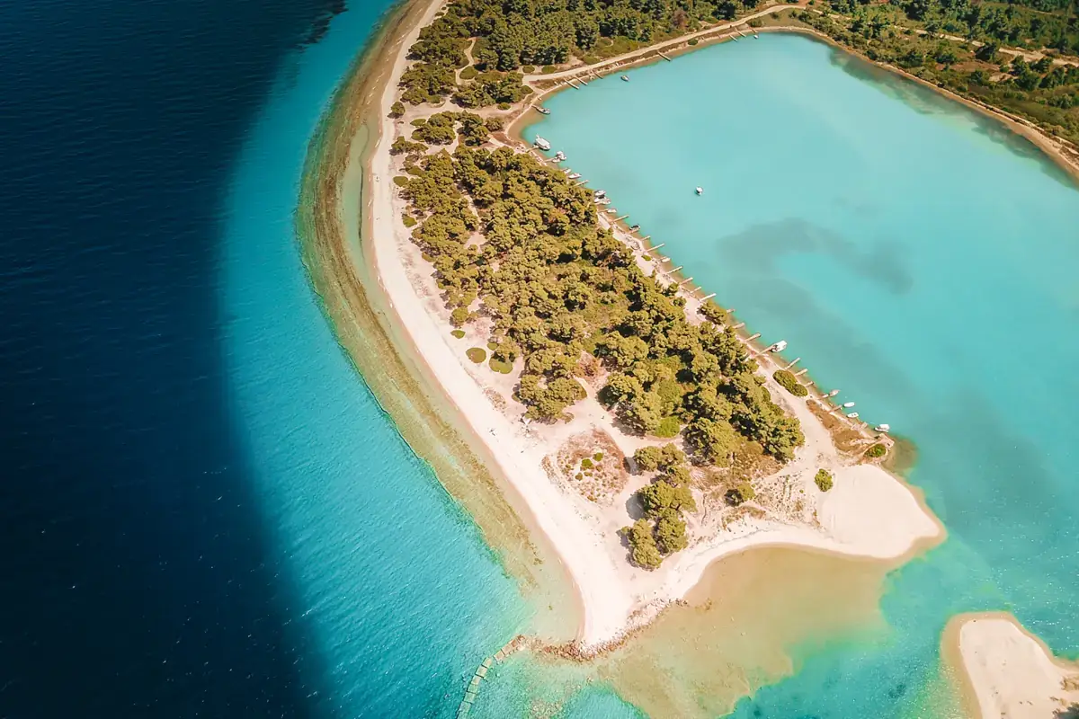 Una delle baie di Kassandra Mare turchese, miele, polpi e Dolmadaki, ecco la Grecia del nord che non ti aspetti