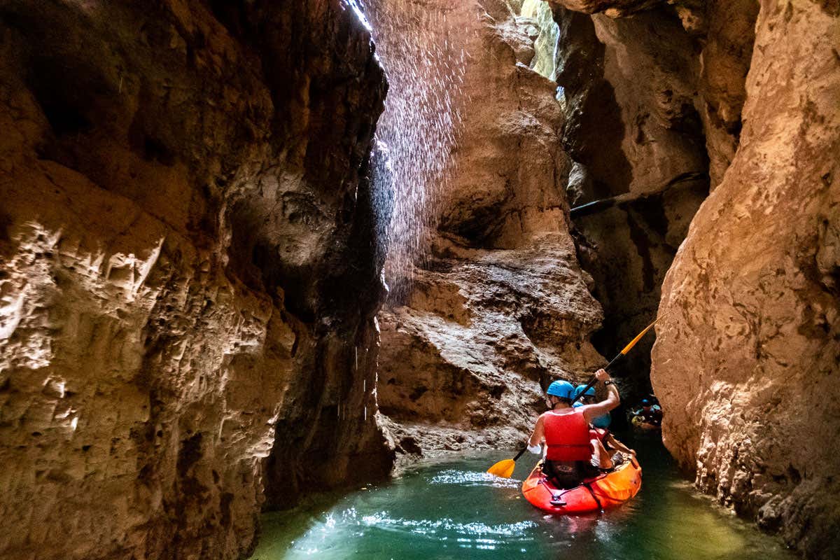 C’è una valle tra rovine ancestrali e silenzi inquieti, in cui la Mela Dop affascinò Sissi C’è una valle tra rovine ancestrali e silenzi inquieti, in cui la Mela Dop affascinò Sissi