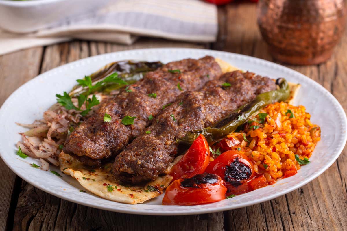 In Turchia il kebab viene servito al piatto con contorni