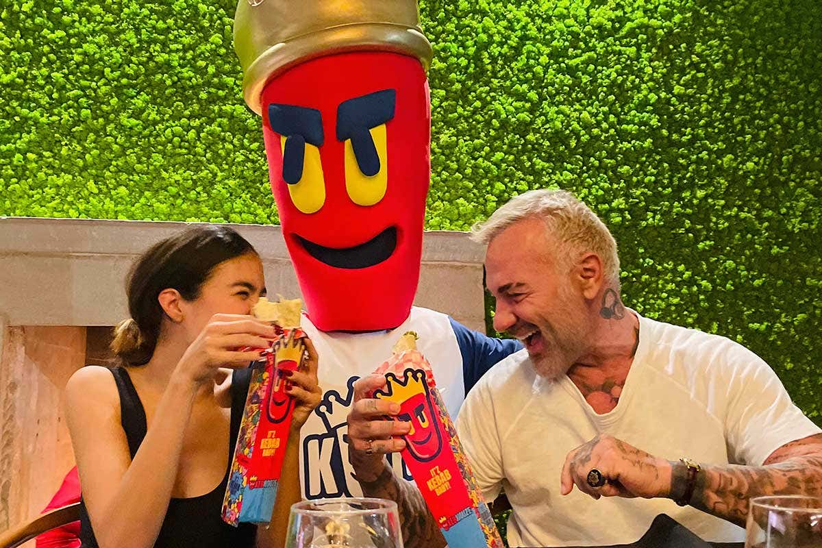 A destra, Gianluca Vacchi.&nbsp; Kebhouze, la catena d Gianluca Vacchi sbarca nella Capitale