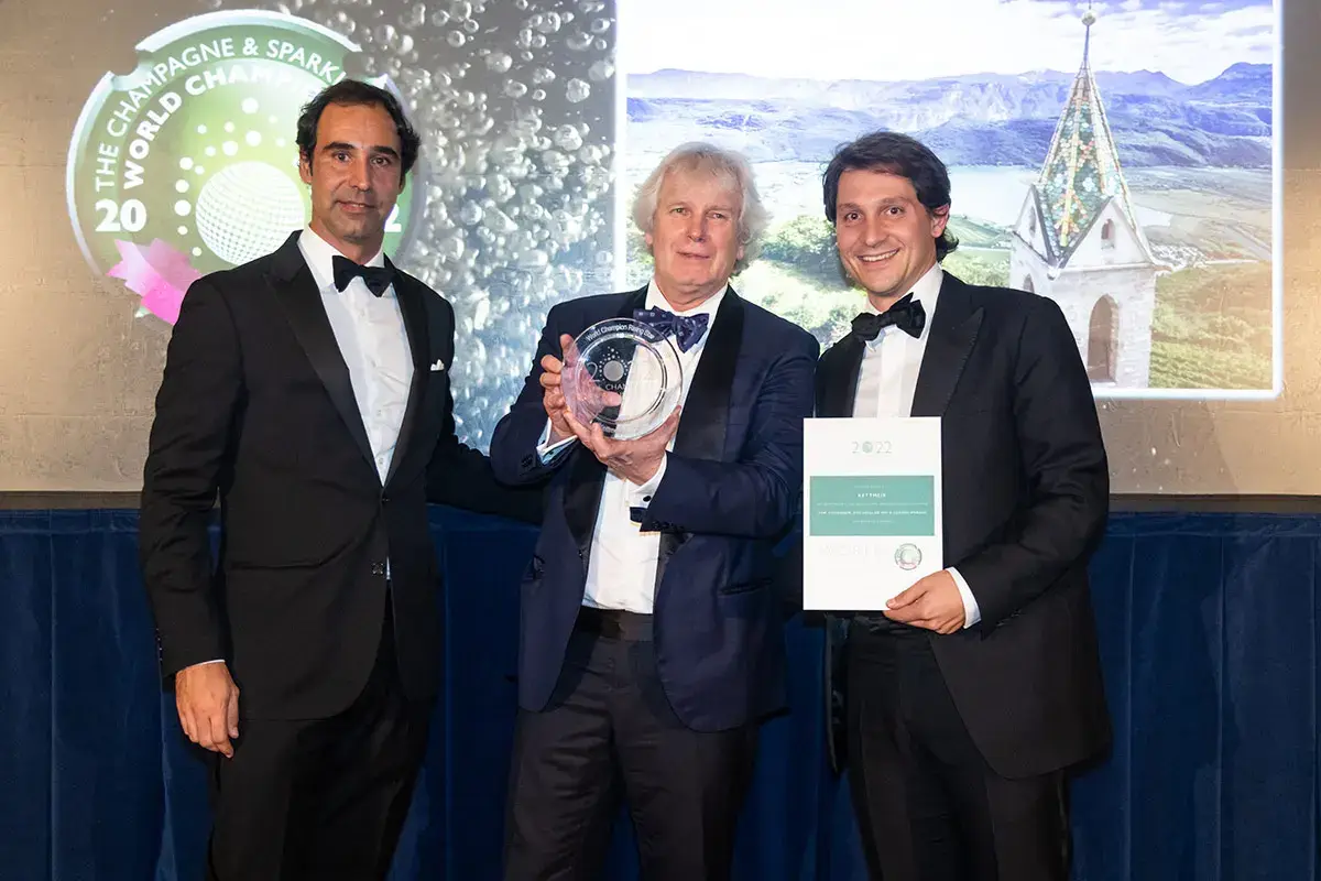 Giacomo e Alessandro Marzotto (ai lati) con George Markus (al centro) Athesis Brut di Kettmeir, astro nascente delle bollicine italiane