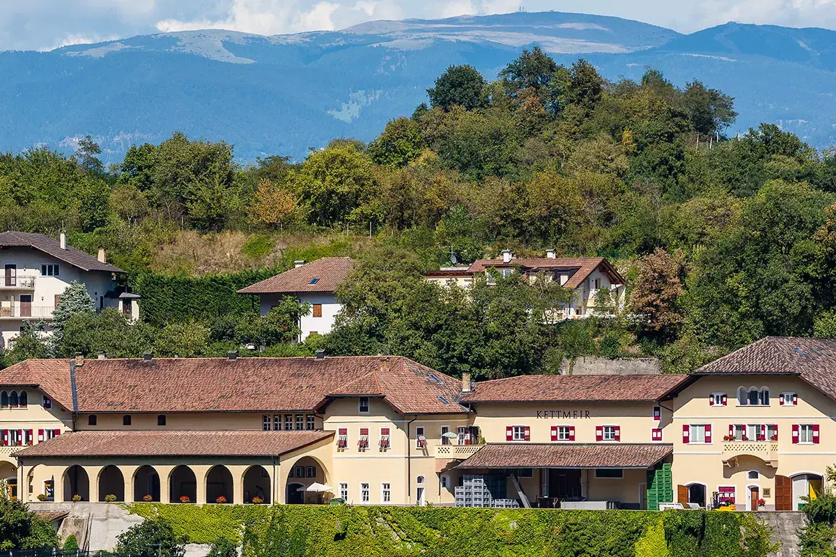 La sede di Kettmeir Athesis Brut di Kettmeir, astro nascente delle bollicine italiane
