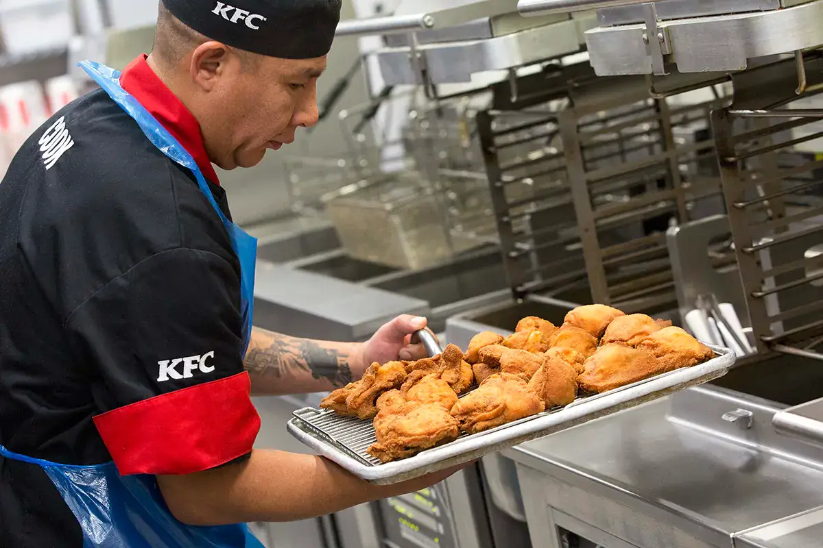 Il pollo fritto di Kentucky Fried Chicken Kentucky Fried Chicken apre le porte delle proprie cucine fast food