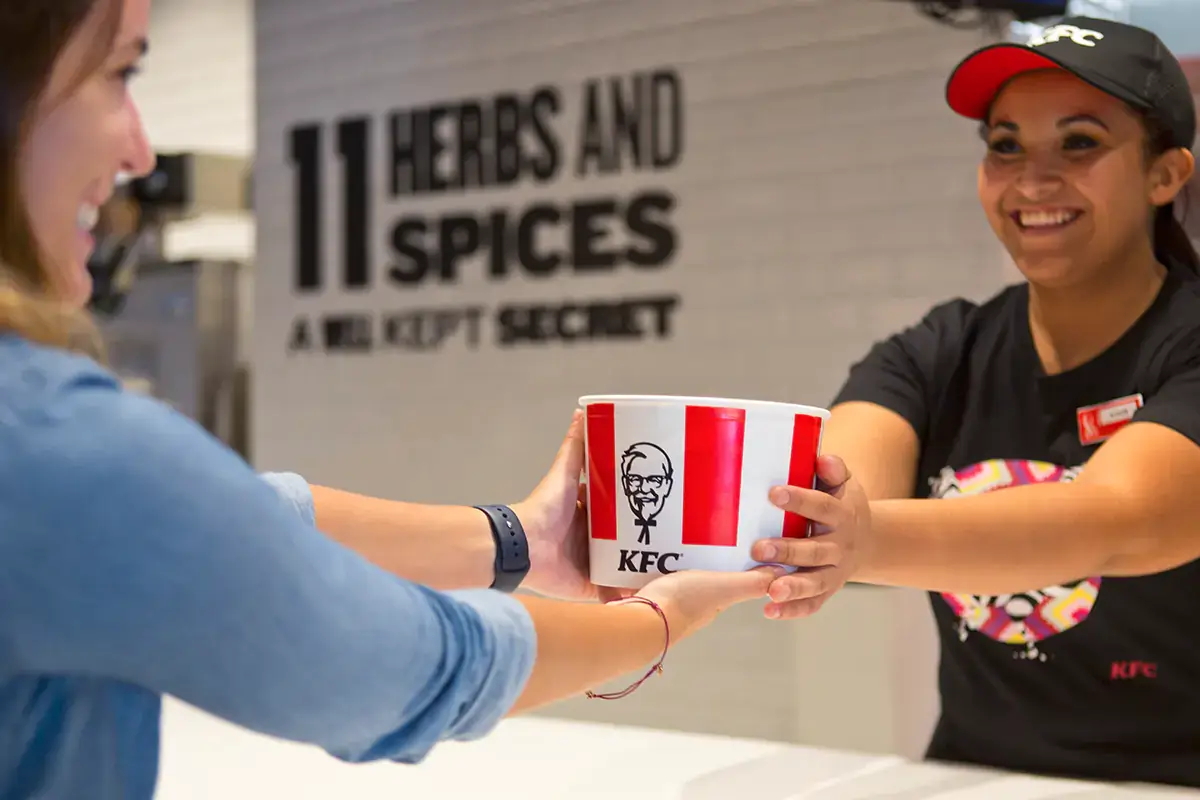 Il bucket, il classico secchiello in cui &egrave; servito il pollo fritto Kentucky Fried Chicken apre le porte delle proprie cucine fast food