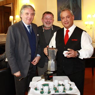 Da sinistra: Sergio Di Sabato, direttore marketing di Kimbo Spa, Alberto Lupini, direttore di Italia a Tavola, e il barman Carmine Castellano
