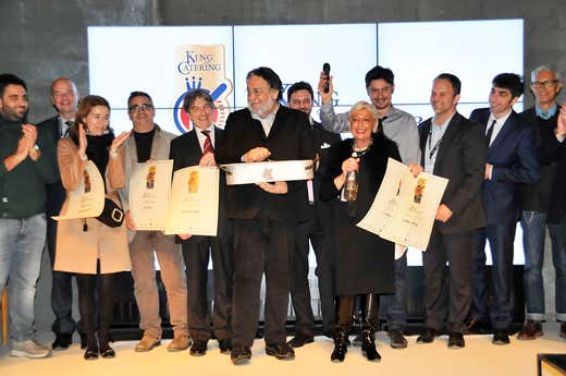 Riccardo Cioni e Gianluca Bisol sul palco con i rappresentanti dei quattro catering finalisti dell'edizione 2013 di King of Catering - Foto ©Guido Mannucci Riccardo Cioni e Gianluca Bisol sul palco con i rappresentanti dei quattro catering finalisti dell'edizione 2013 di King of Catering - Foto ©Guido Mannucci