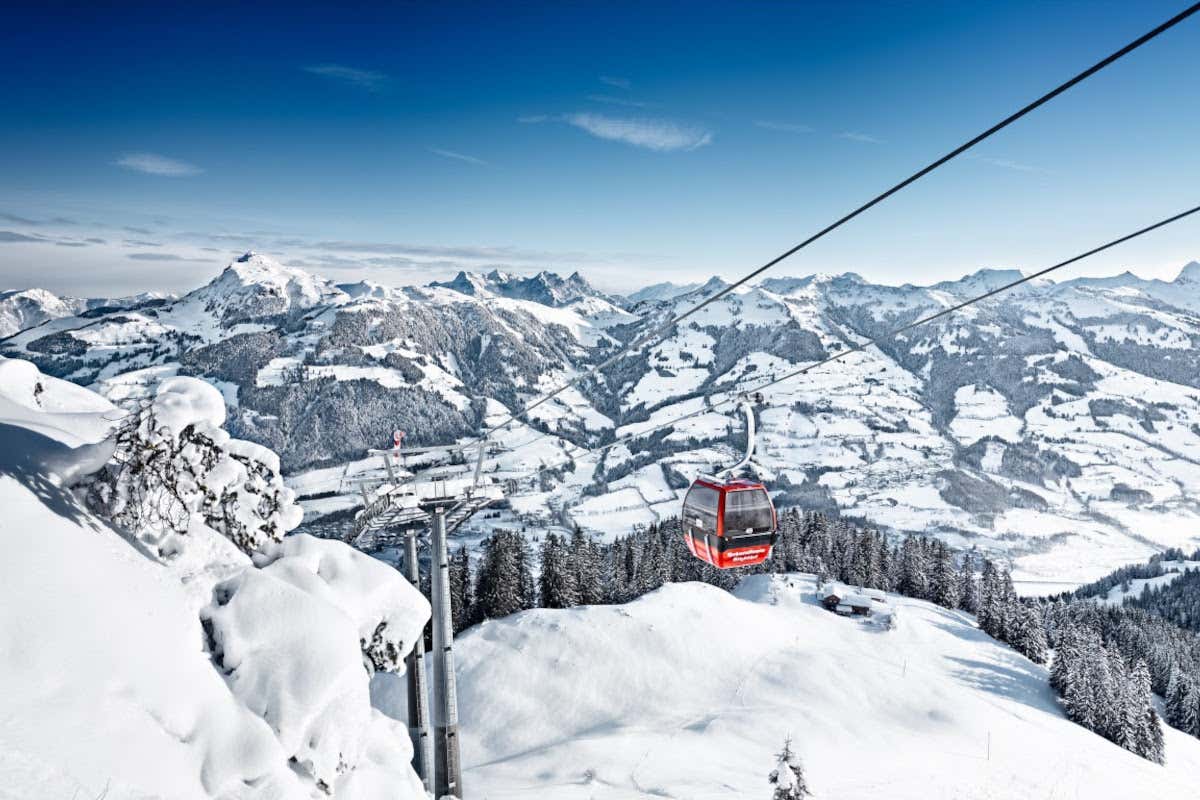 La spettacolare cornice di Kitzbuhel Ecco dove godersi la prima neve (con sconti) su Alpi e Dolomiti