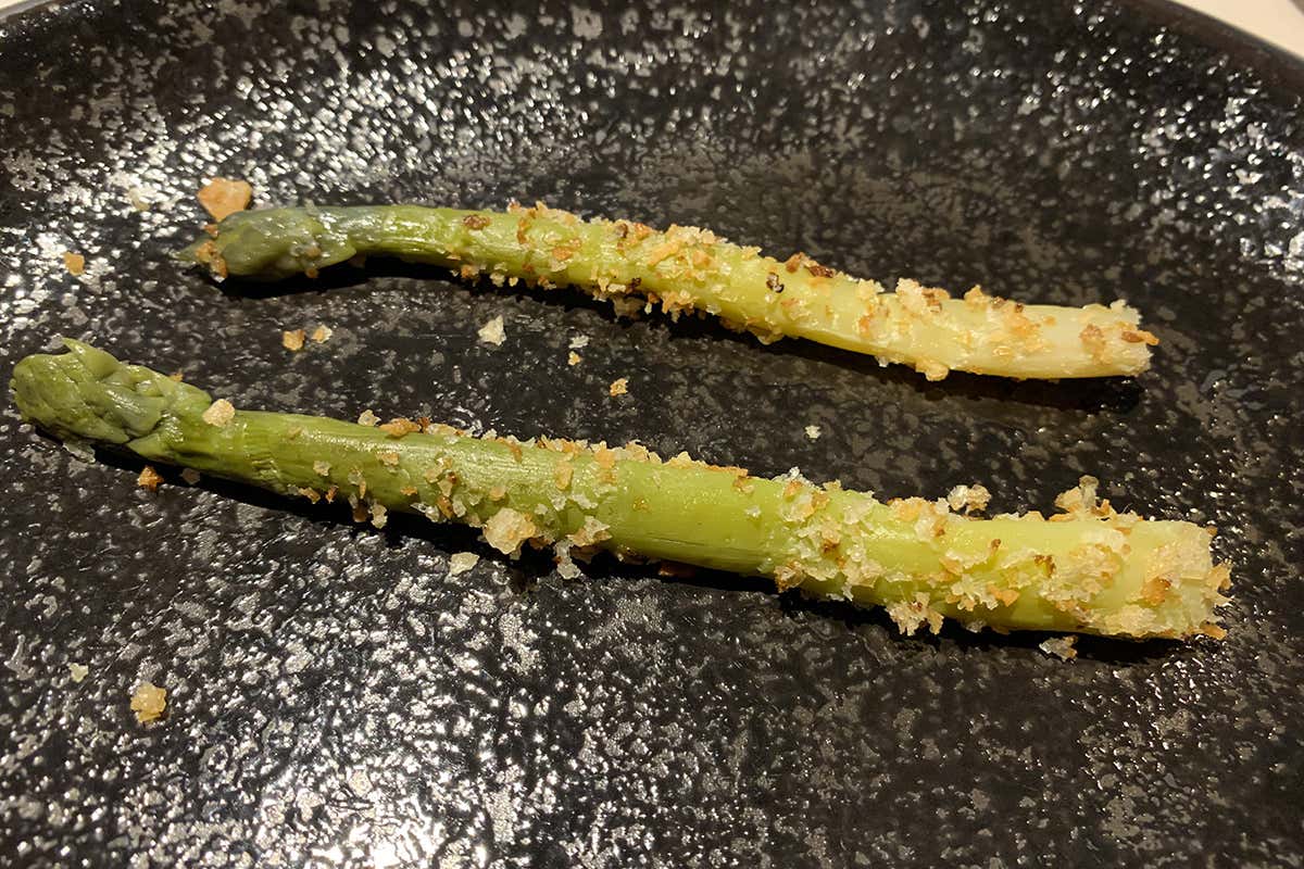 Asparagi in cassetta con spuma di pecorino alle erbe La cucina di Koinè parla la lingua delle emozioni