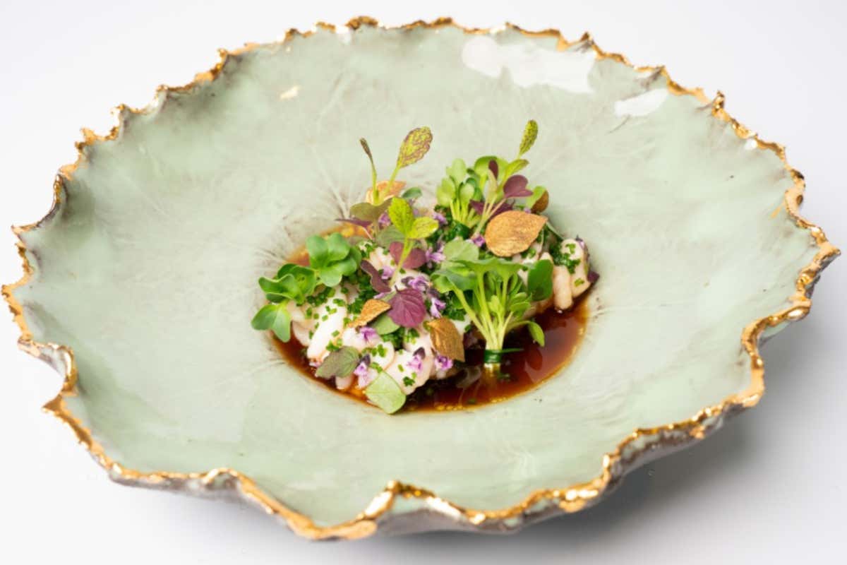 Un'erba come lo Shiso Bicolore incide molto su estetica ma anche sul gusto di questo Shirako Ponzu