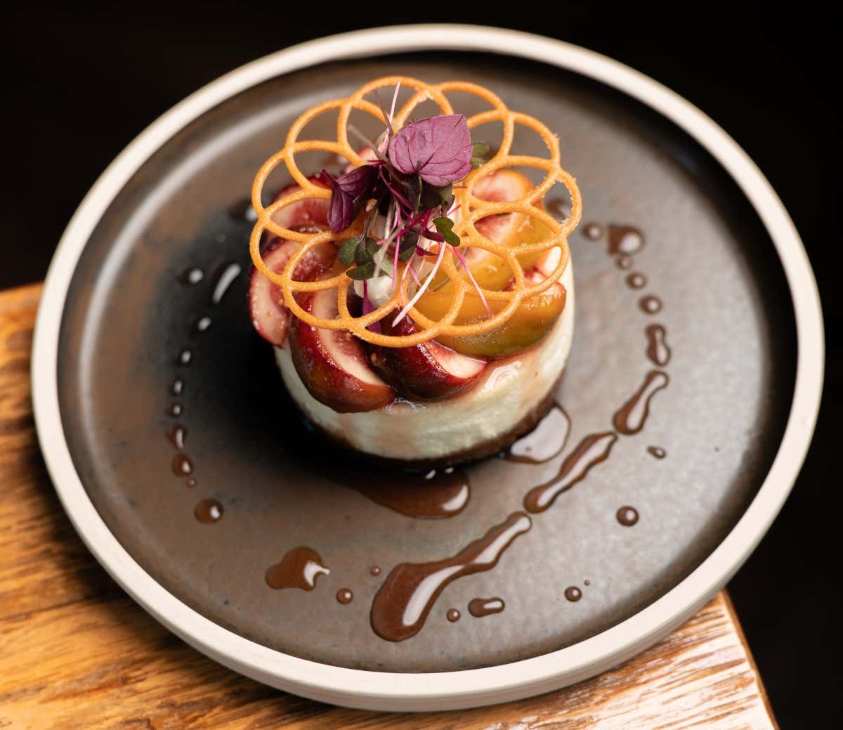 Cheesecake gourmet ai fichi canditi con Shiso Purple e semi di senape