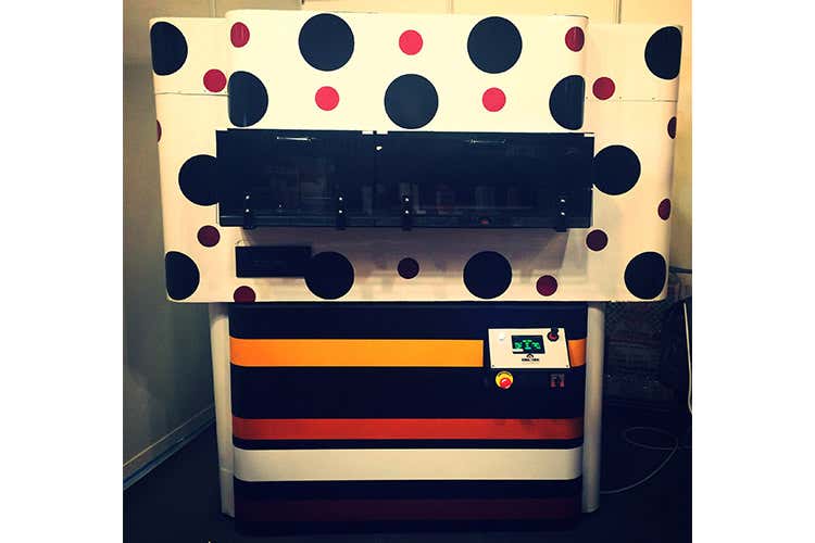 Kuma Forni stupisce Parigi con il rotante... a pois