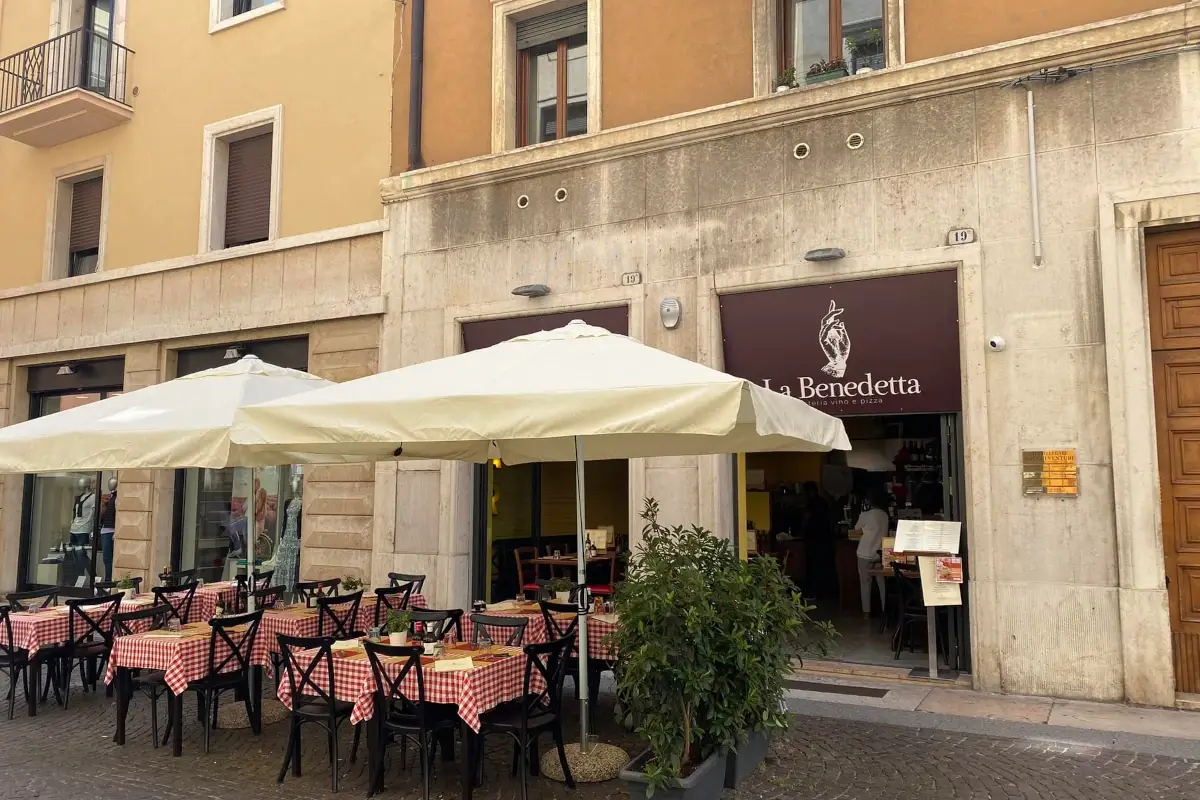 La Benedetta (foto Facebook) Chiude in anticipo la pizzeria e viene multato: il cartello degli orari era sbagliato