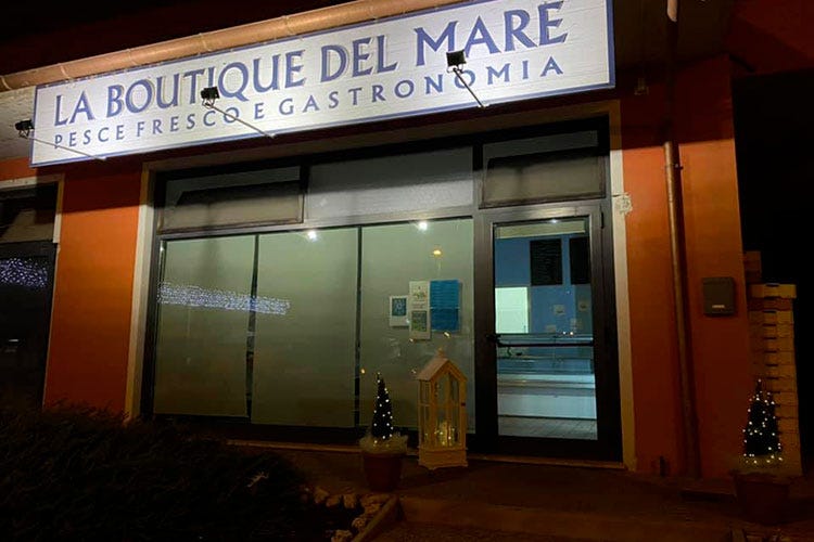 L'insegna di La Boutique del Mare - La Boutique del Mare, oltre il pesceI panini di Gianmarco Neri