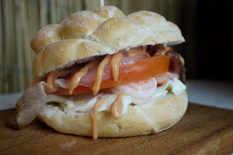 Uno dei panini pi&ugrave; gettonati: gambero, pancetta, fiordilatte e salsa rosa - La Boutique del Mare, oltre il pesceI panini di Gianmarco Neri