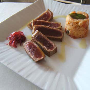 Tagliata di tonno con pappa al pomodoro e cipolline in agrodolce