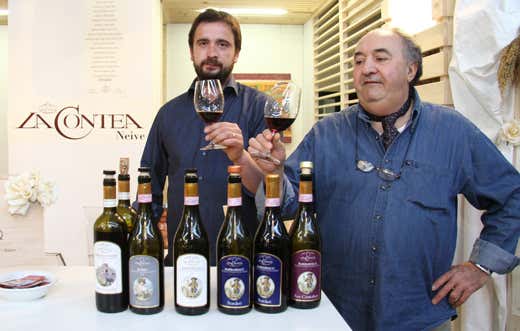 Tonino Verro (a destra) insieme al nipote, Luca Francalanci, enologo de La Contea di Neive Tonino Verro (a destra) insieme al nipote, Luca Francalanci, enologo de La Contea di Neive