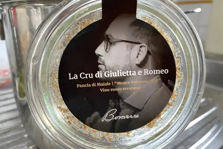La Cru di Giulietta e Romeo, un&rsquo;intrigante terrina di pancia di maiale Monte Veronese e Bardolino nella ricetta di Giacomo Sacchetto