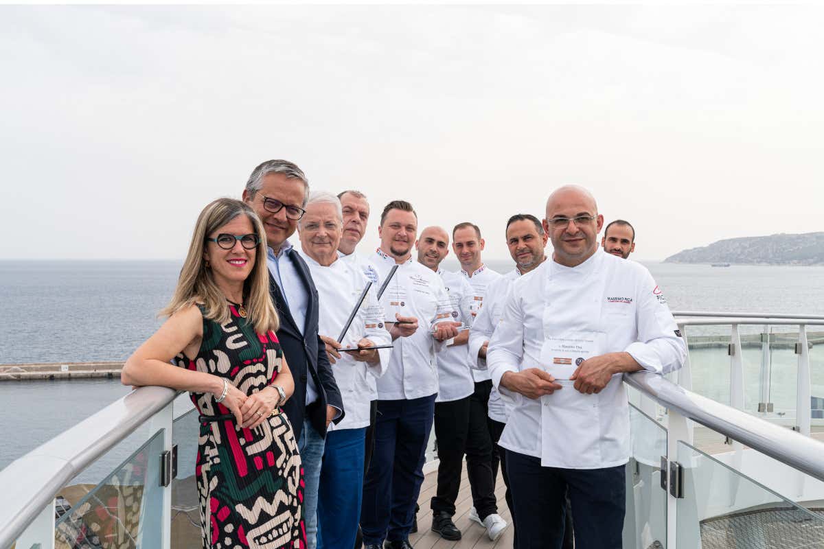 Chiara e Luigi Bardini con i pasticceri della nazionale italiana Agrimontana sale a bordo e si regala una crociera del gusto per i 50 anni