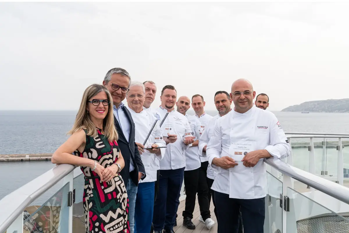 Chiara e Luigi Bardini con i pasticceri della nazionale italiana Agrimontana sale a bordo e si regala una crociera del gusto per i 50 anni