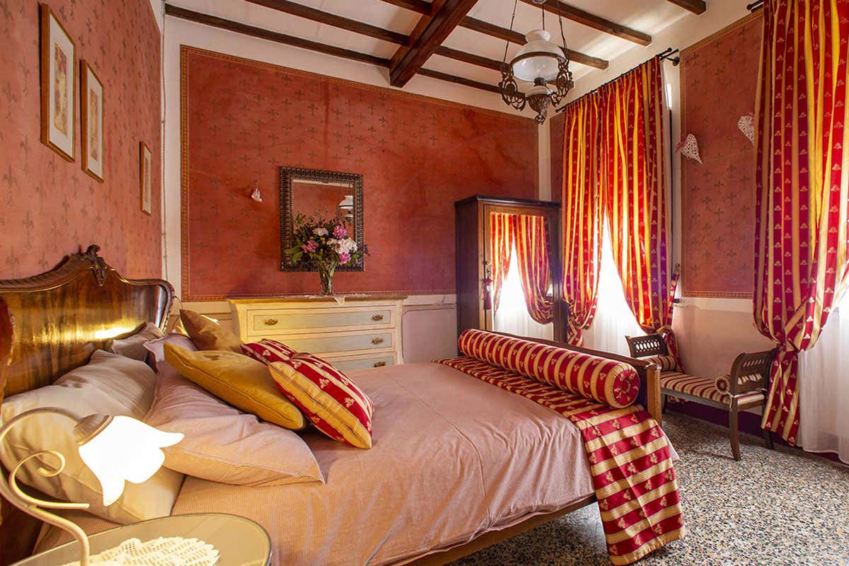 Lo sfarzo di una camera del B&B toscano Il relax ritrovato nell&rsquo;antica Ferriera del Bonano