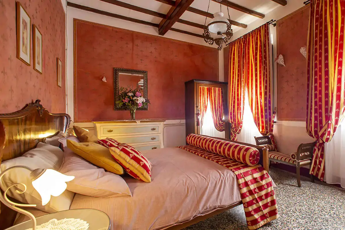 Lo sfarzo di una camera del B&amp;B toscano Il relax ritrovato nell&rsquo;antica Ferriera del Bonano
