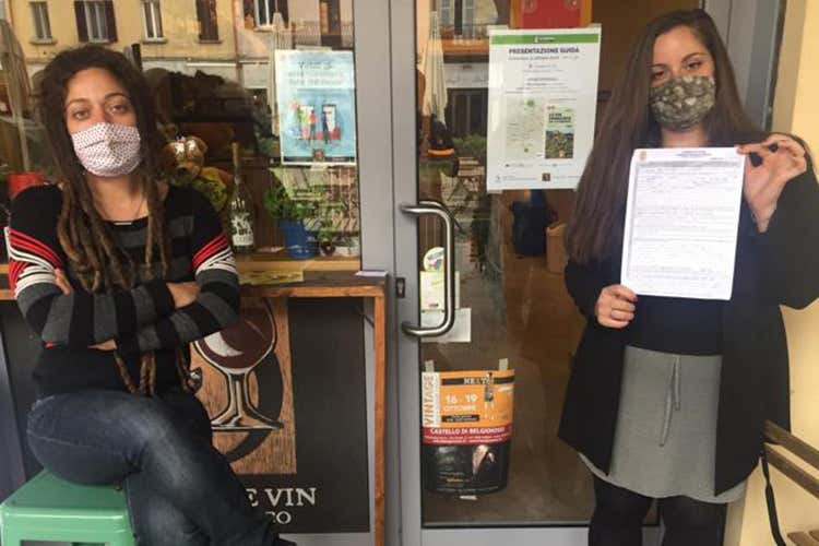 La barista Ilenia con la multa - Chi sgarra, paga pesantemente Per i locali chiusure fino a un mese