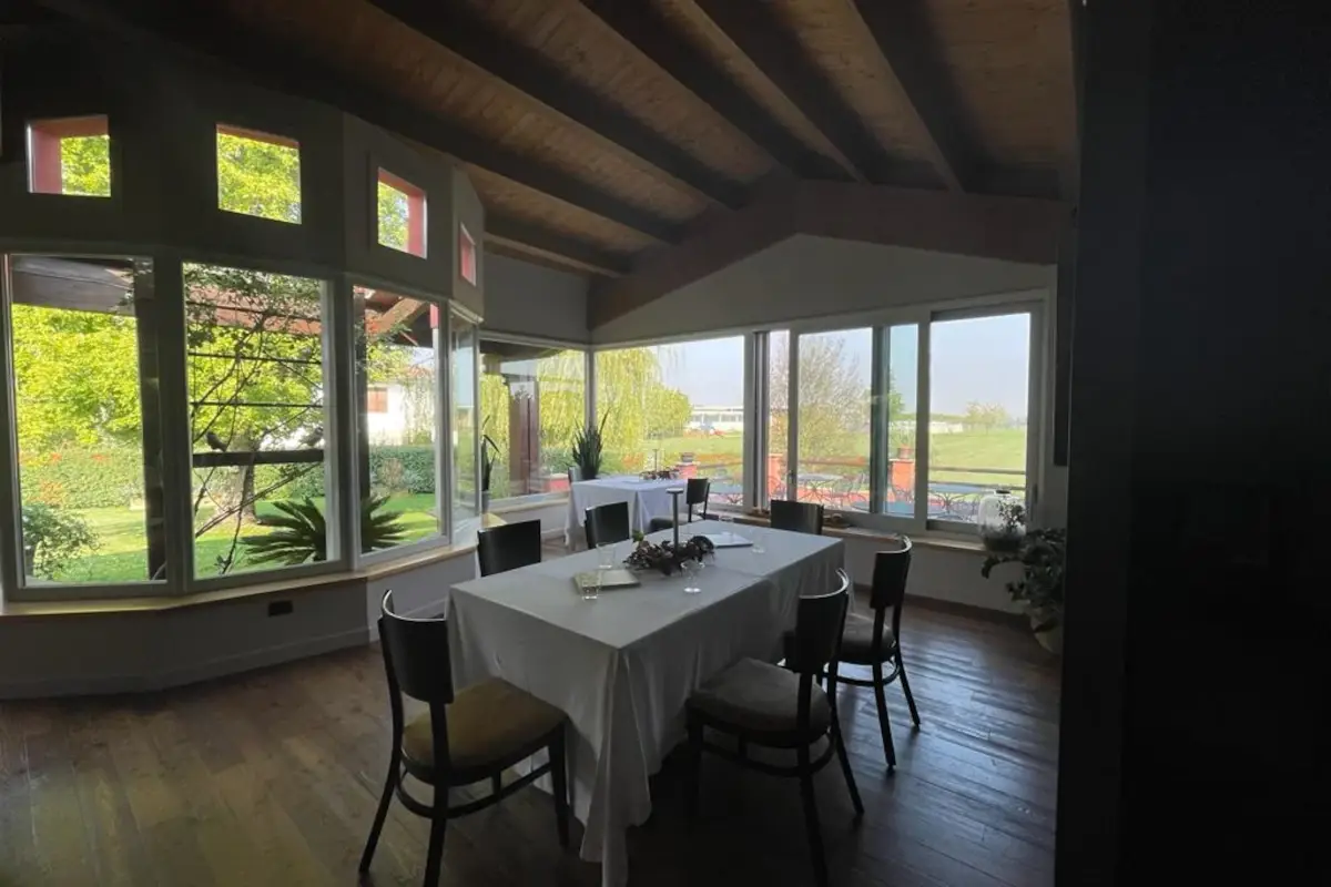 La sala da un altro punto di vista. In fondo, il Tavolo 8&nbsp; La Palta di Isa Mazzocchi: quando la Provincia diventa una risorsa