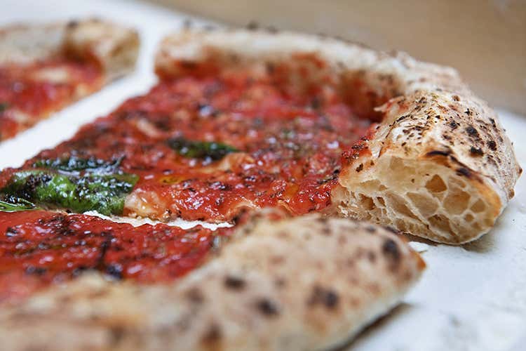 Una delle sue pizze - 