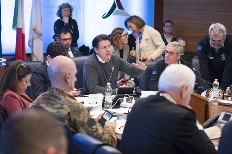 Giuseppe Conte alla riunione con la Protezione Civile - Se la psicosi colpisce la burocrazia