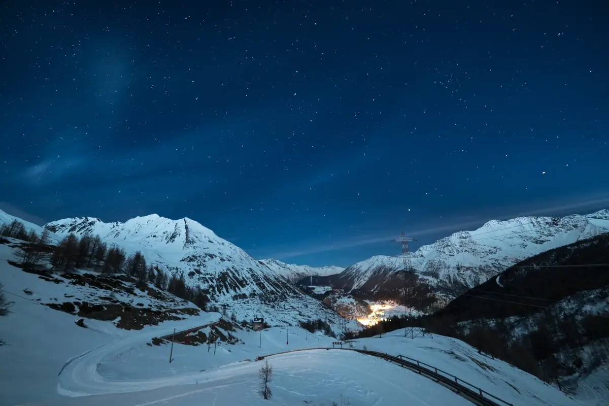 Adagiata in una vasta conca alla confluenza di due torrenti e circondata da fitte foreste, La Thuile è dominata da alte montagne ed estesi ghiacciai La Thuile svela il lato wild del Monte Bianco