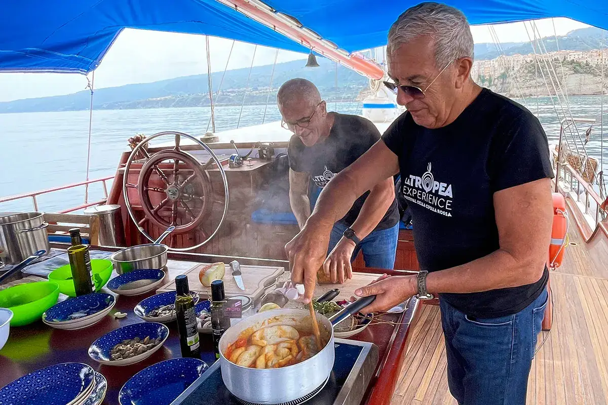Igles Corelli e Max Mariola, showcooking sul caicco Grande successo per “La Tropea Experience”, vetrina delle eccellenze calabresi