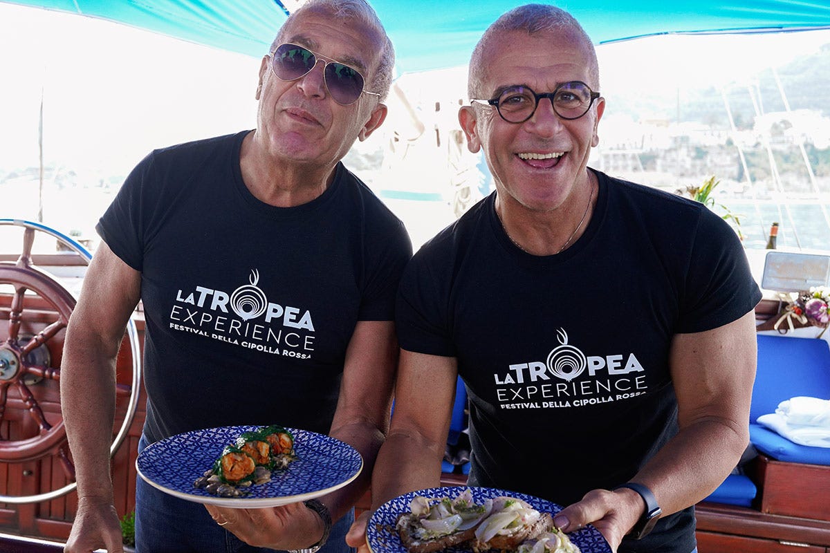 Igles Corelli e Max Mariola, showcooking sul caicco Grande successo per “La Tropea Experience”, vetrina delle eccellenze calabresi