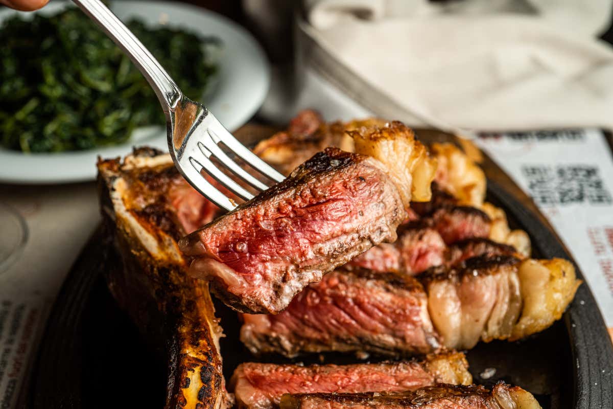 Un piatto di carne alla griglia servito a La Pampa Memmone e La Pampa «Dove la carne non è peccato»