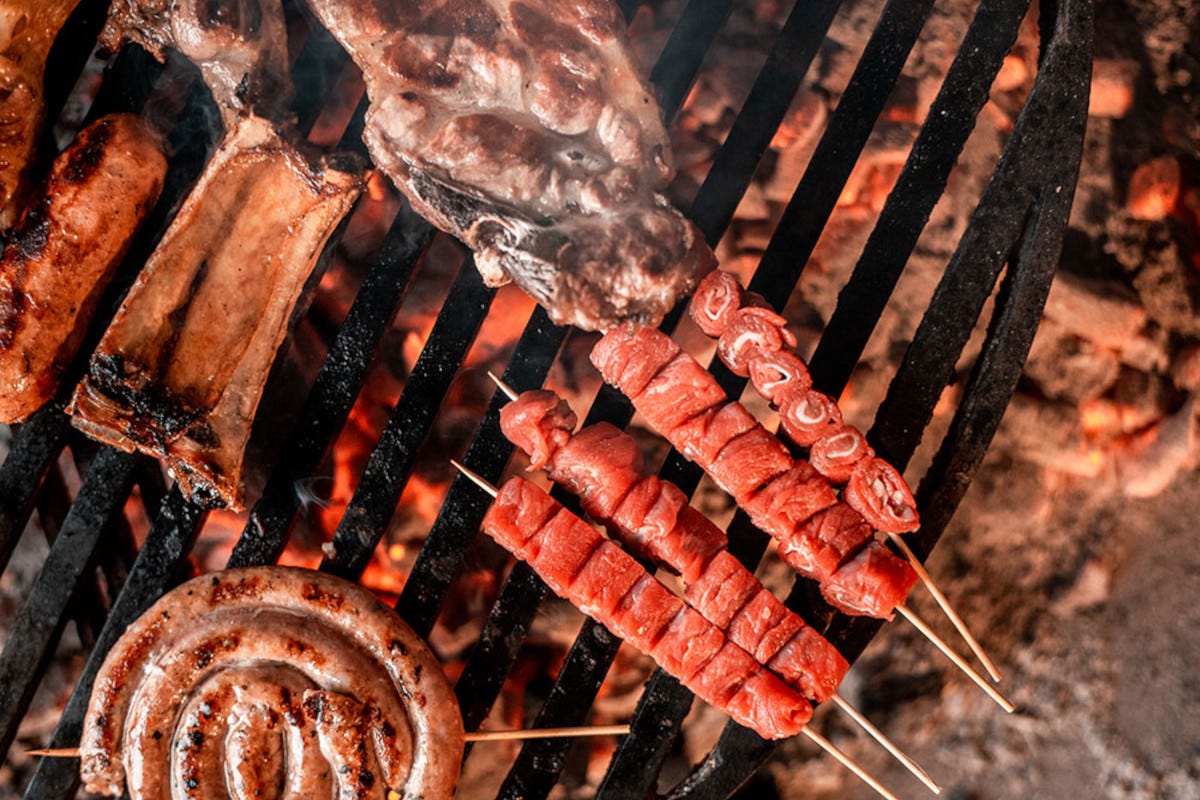 Le carni sulla griglia de La Pampa Memmone e La Pampa «Dove la carne non è peccato»