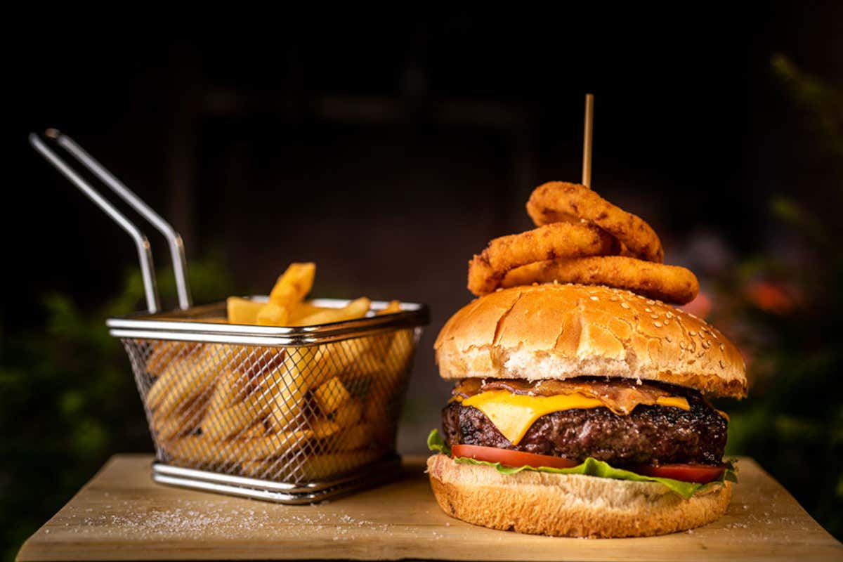 Hamburger e patatine servito a La Pampa Memmone e La Pampa «Dove la carne non è peccato»