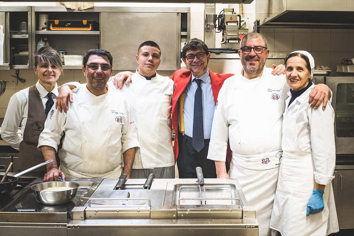 La brigata de La Barca: Franca Pini, Giuseppe Virgilio, Simone Anastasi, Andrea Virgilio, Domenico Virigilio e Cosma Eodochia Il pesce sposa le eccellenze lombarde alla Trattoria La Barca