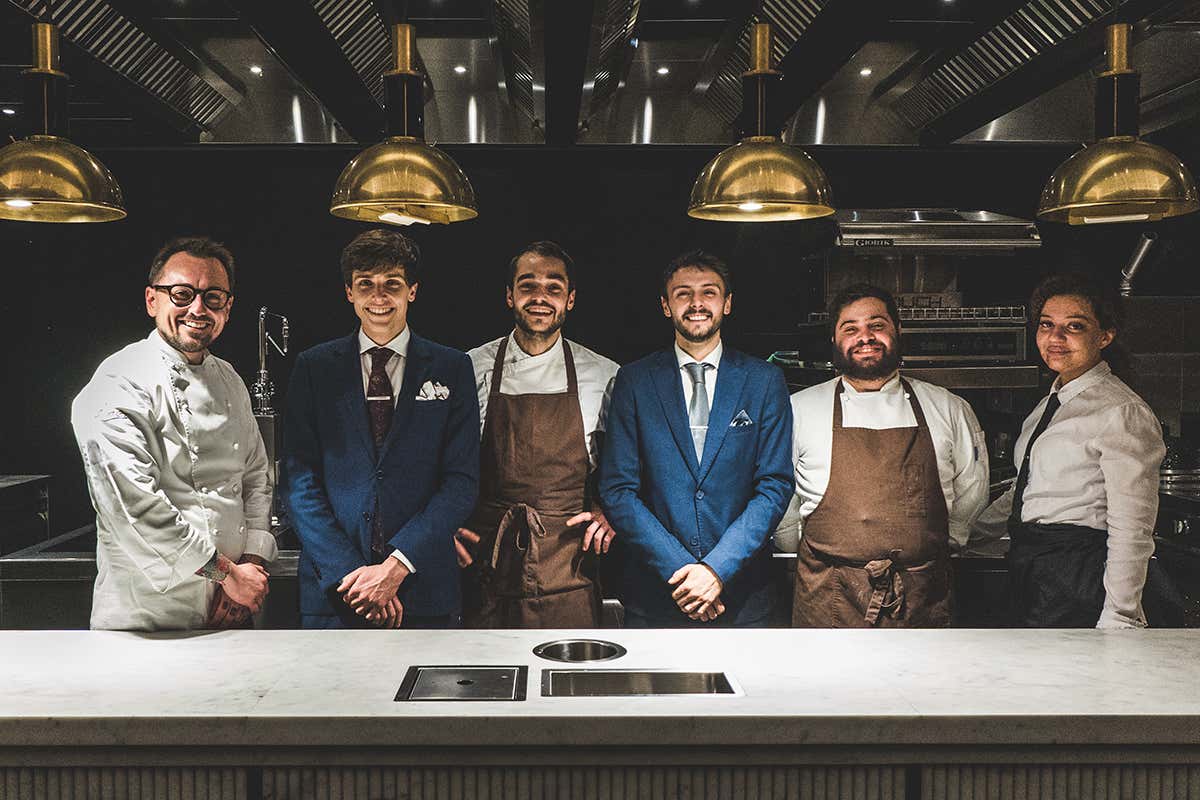 Federico Sgorbini, Mirko Chiora, Cristiano Beniamini, Thomas Figliolia, Simone Ciarcia e Angelina Es Sifer Ristorante Lino la stella che illumina Pavia