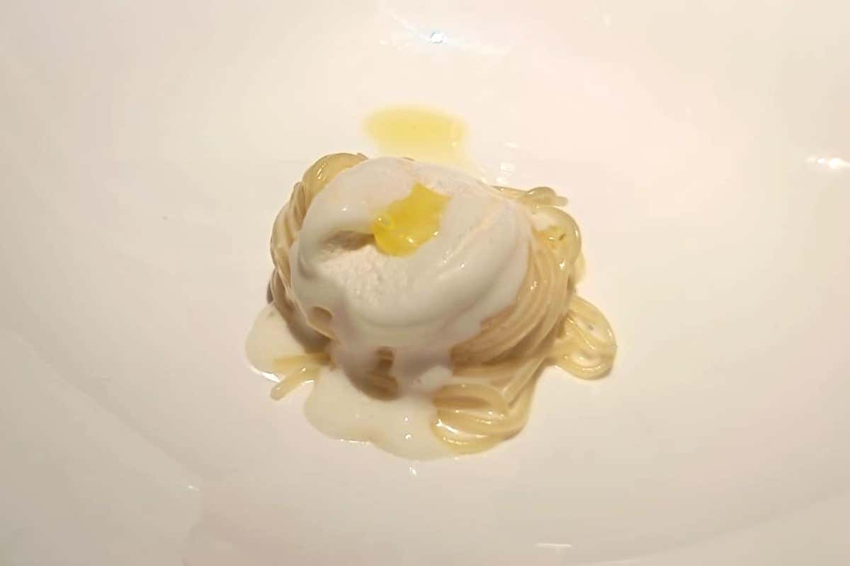 Spaghetto con gelato aglio olio e peperoncino