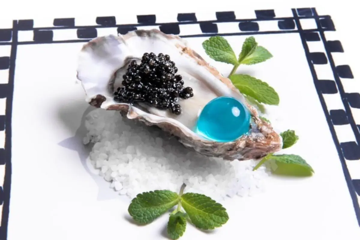 Ristorante &ldquo;La Pagoda di Eolo&rdquo; a Sarnico (Bg) - L'ostrica sposa la burrosit&agrave; del caviale White Strurgeon Deluxe nell'interpretazione dello chef Paolo Tanzarella&nbsp; Lo storione bianco di Caviar Giaveri conquista gli chef con i suoi grani grossi e le note eleganti