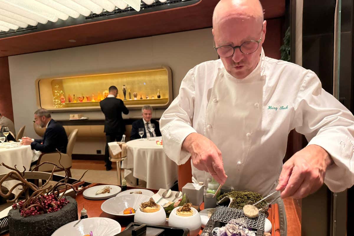 Heinz Beck alle prese con il servizio direttamente in sala