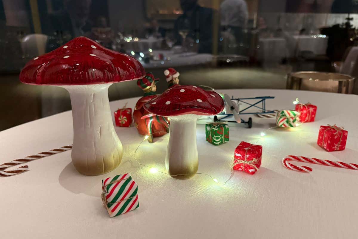 La mise en table di un tavolo de La Pergola in questi giorni