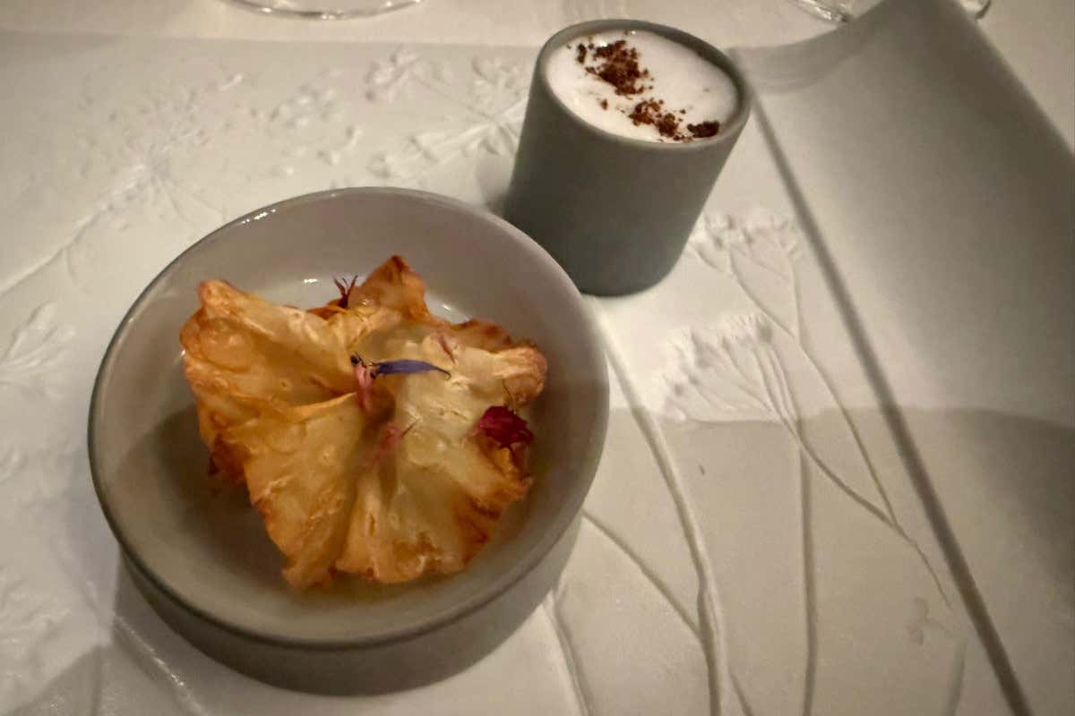 Si comincia con i saluti della cucina preparati al tavolo direttanente da Heinz Beck