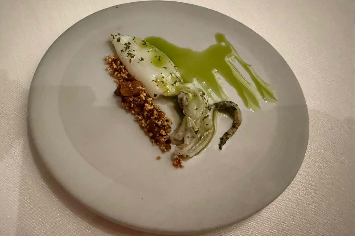 Una delle preparazioni al tavolo come saluto della cucina