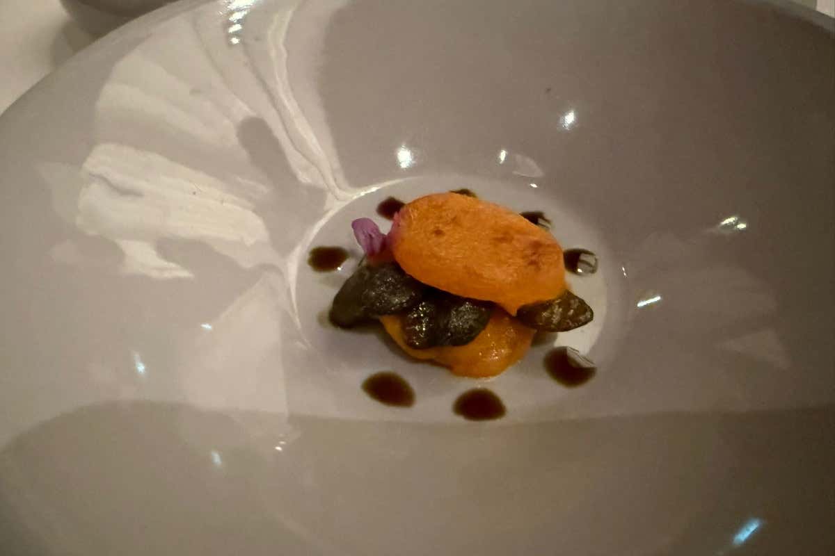 Una delle preparazioni al tavolo come saluto della cucina